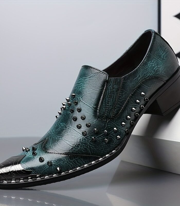 Men's Vintage British Style Leather Oxford Brogue Shoes with Metal Rivet Decor